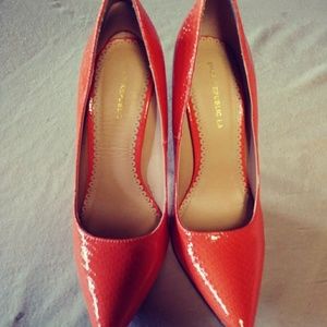 Orange pumps